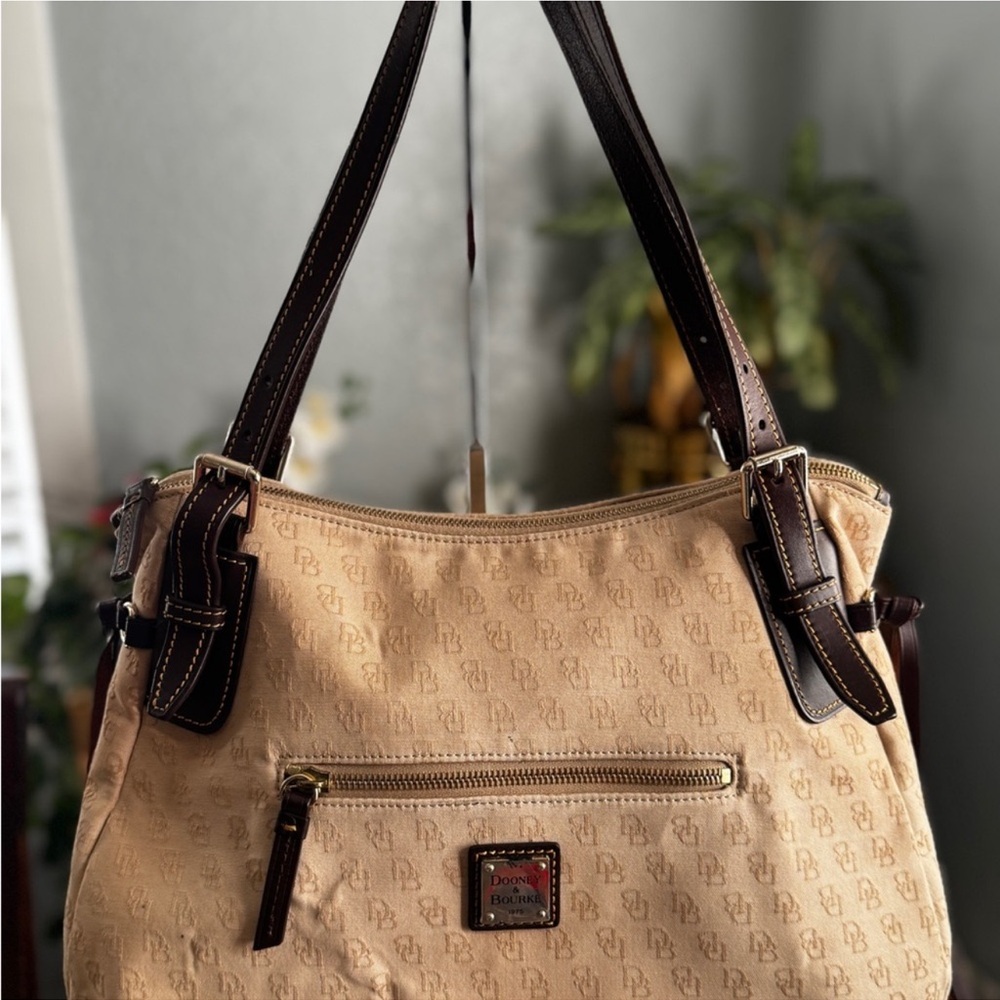 Vintage Dooney & Bourke Signature Shoulder Bag — Old Money Energy 🤎✨